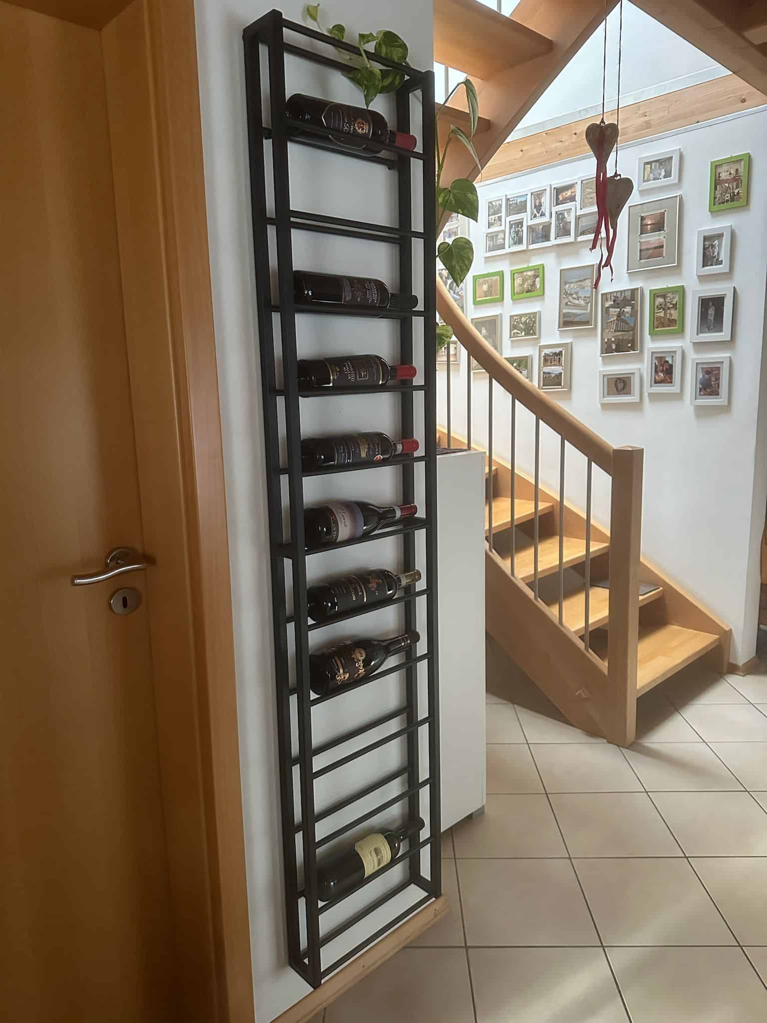 schwarzes Weinregal aus Stahl bei Landshut